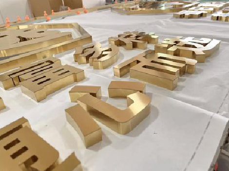 上犹拉丝不锈钢字的特点。